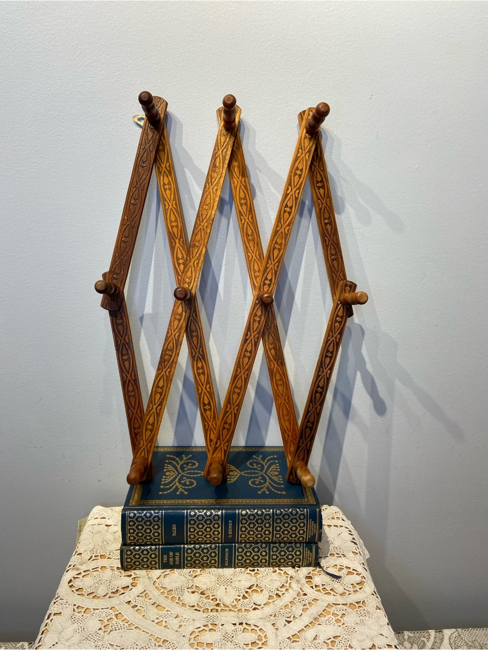 Vintage Wooden Accordion Peg Rack – Embossed Expandable Wall Hanger